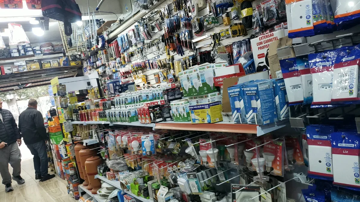 Prateleiras de materiais elétricos e utilidades na Ferragem Camafer José do Patrocínio